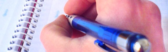 schrijven hand houdt pen vast